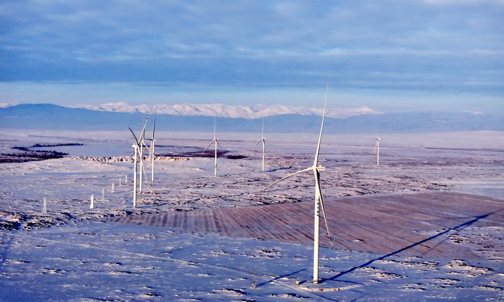 自今年3月开工以来，东方电气集团风电团队克服了地块分散、地形多样、地质复杂及涉水等难题，再次创造了“当年开工、当年建成、当年并网”的“东方”速度。
