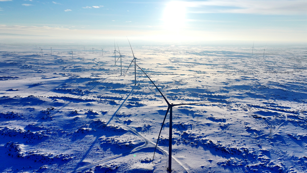 项目全容量并网后，年发电量预计可达27.7亿千瓦时，每年可节约标准煤约83.3万吨、减少二氧化碳排放229.4万吨。项目的建成与运营带动了当地风电相关产业发展，实现了经济效益、社会效益、生态效益的协同提升。