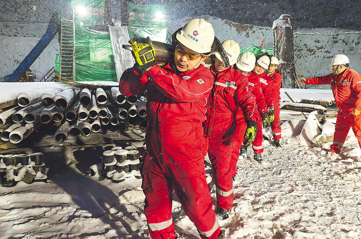 寒夜中，山西临兴气田区块测井队员搬运测井设备。