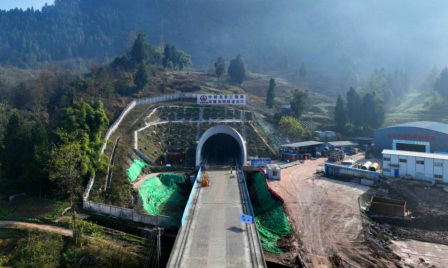 作为中国“八纵八横”高铁网沿江通道的重要组成部分，成达万高铁建成后将完善西南高铁网布局，构建成都直达中原地区、京津冀协同发展区的快速客运通道，压缩区域时空距离，便利民众出行，为沿线资源开发、产业协同及经济社会高质量发展提供交通支撑。