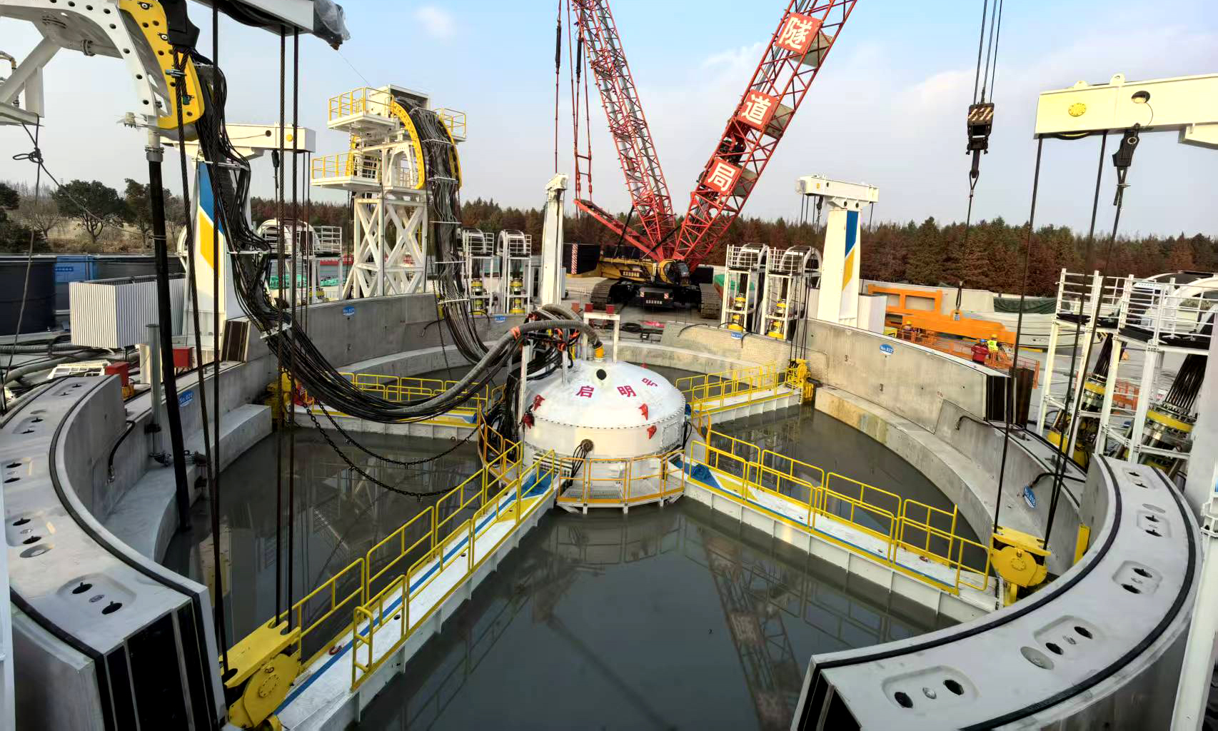 崇太长江隧道是沪渝蓉高铁沪宁段的关键控制性咽喉工程，连接上海市崇明区与江苏省太仓市。隧道全长14.25公里，设有竖井3座，是目前我国建设标准最高、掘进距离最长、规模最大的高铁越江隧道，由中铁隧道局施工建设。