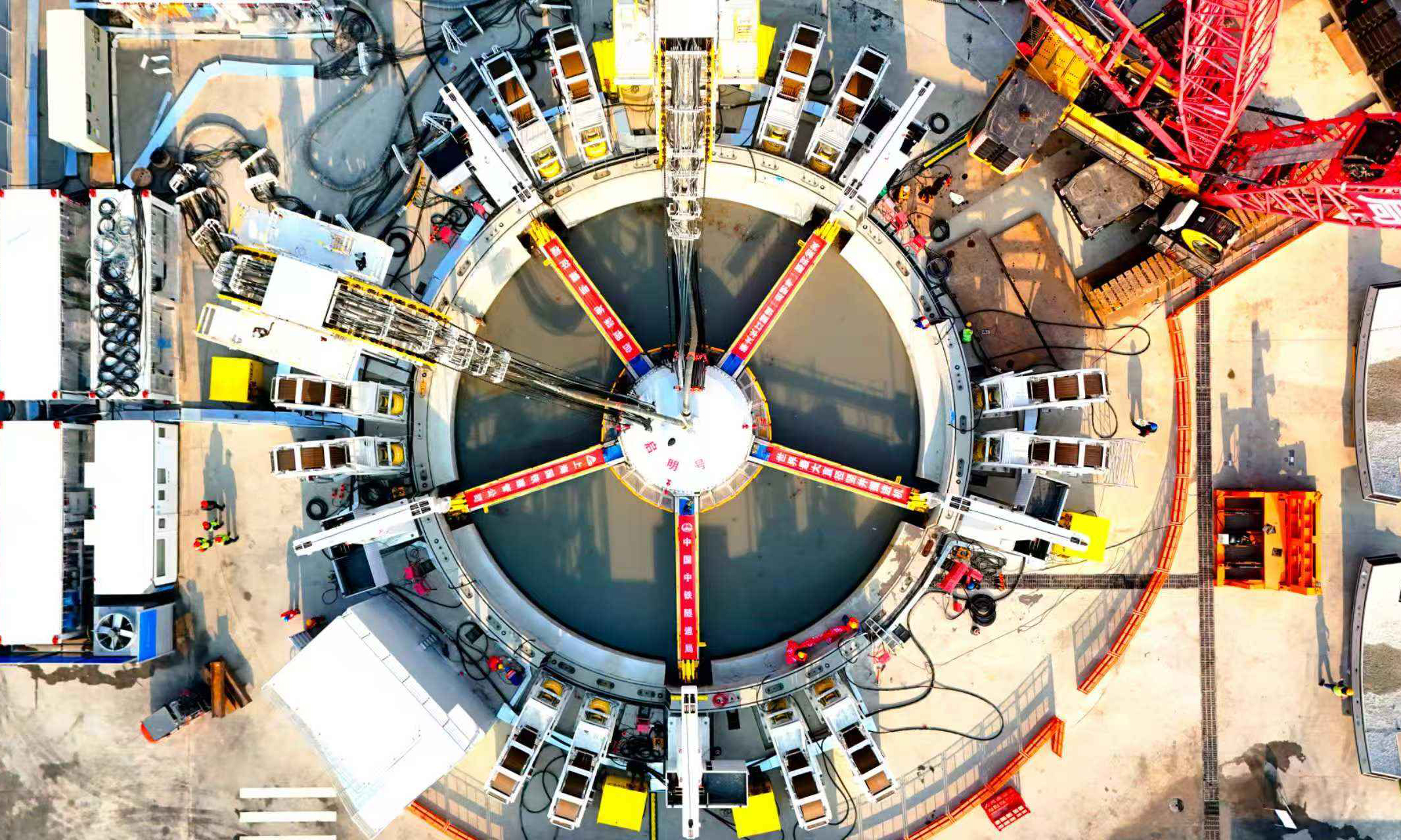 近日，中国中铁旗下中铁隧道局和中铁工业联合研制的世界最大直径竖井掘进机“启明号”，在江苏省太仓市崇太长江隧道2号竖井始发。