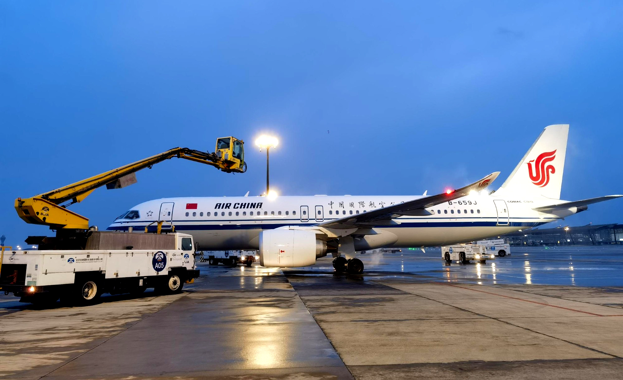 近日，今年首场寒潮从北至南影响我国多地，寒潮过程带来降温、雨雪、大风等天气，中航集团一线工作人员坚守岗位，全力以赴保障航班安全运行。图为在北京首都国际机场，中航集团调配除冰车辆开展定点除冰工作。