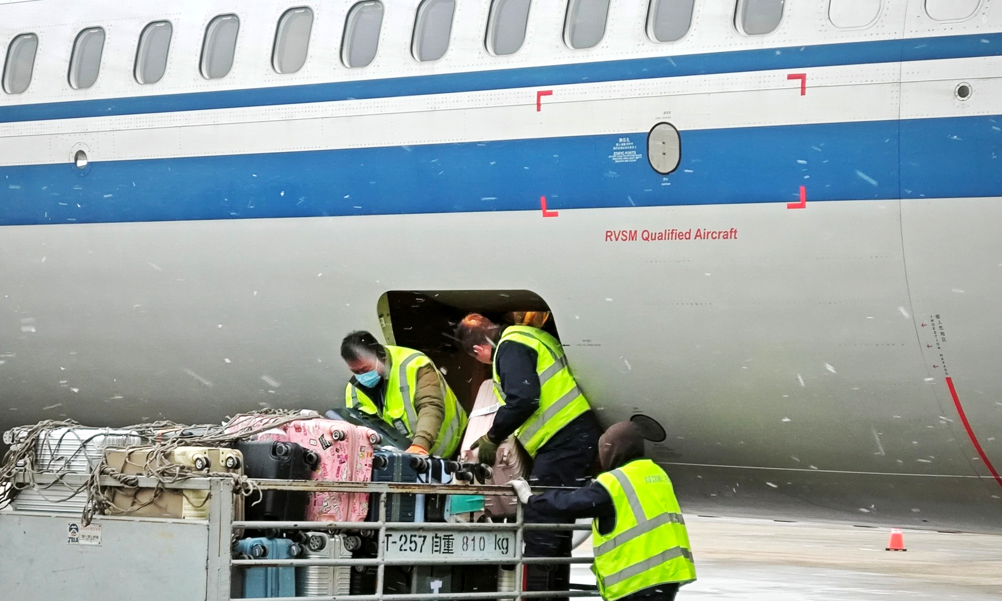 天津滨海国际机场，中航集团行李装卸员高效完成出港航班行李装机任务。