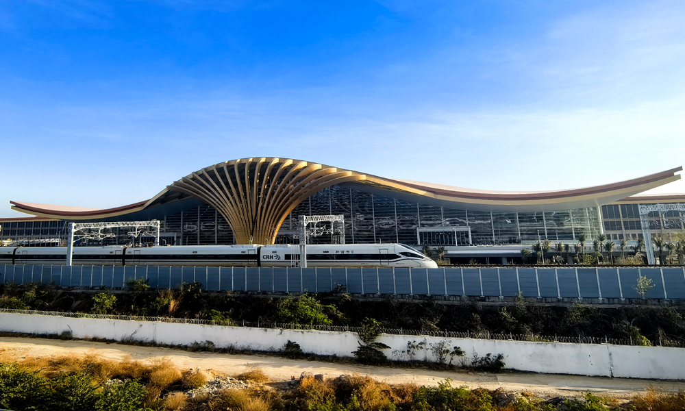 近日，中建三局承建的三亚凤凰国际机场（以下简称“三亚机场”）T3航站楼投入使用。项目位于海南省三亚市，是海南自贸港全岛封关运作的重要项目之一，主要建设内容包括T3航站楼及相关配套工程，建成后将进一步提升三亚机场综合运行保障能力。