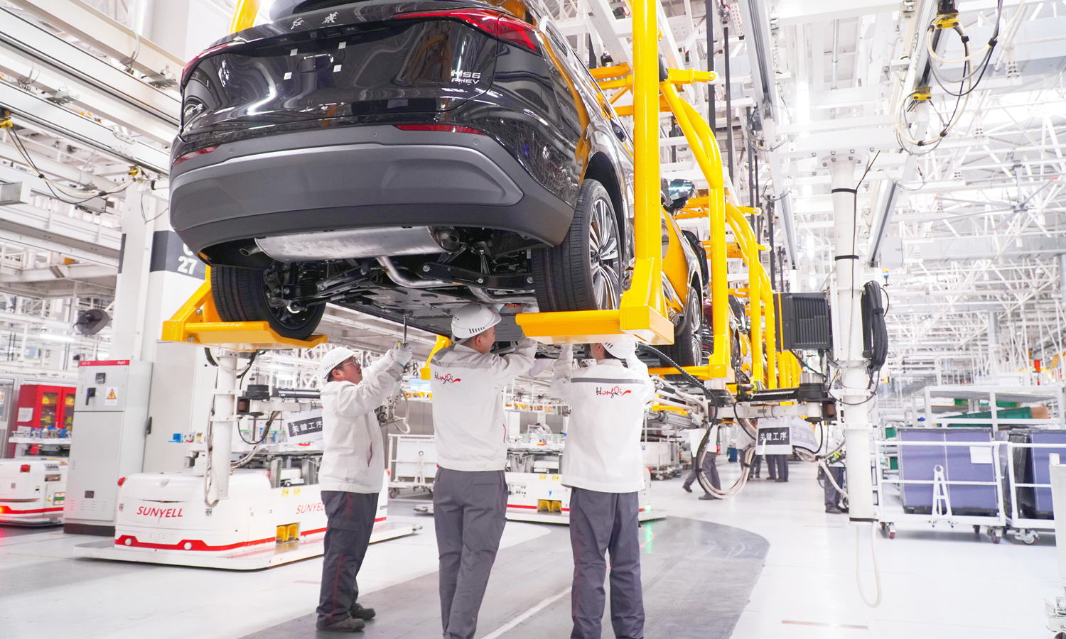 近日，中国一汽各大基地纷纷开工，开足马力赶订单、抓生产，满怀信心力争实现首季“开门红”，为“十五五”良好开局打下坚实基础。图为中国一汽红旗制造中心繁荣厂区总装车间生产线。