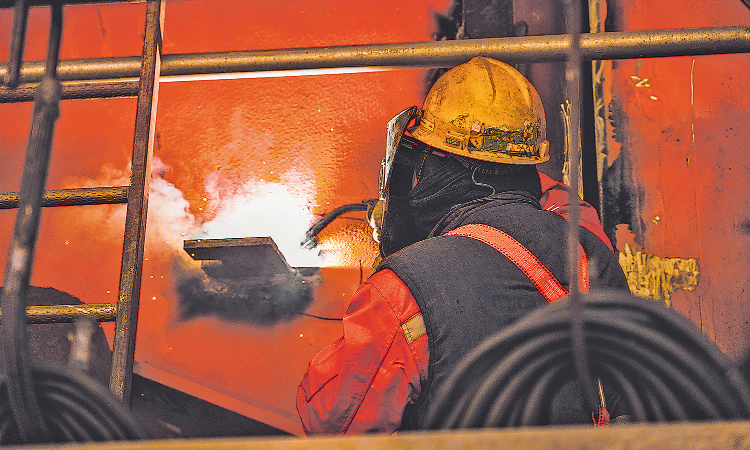 施工人员焊接临时挡块。