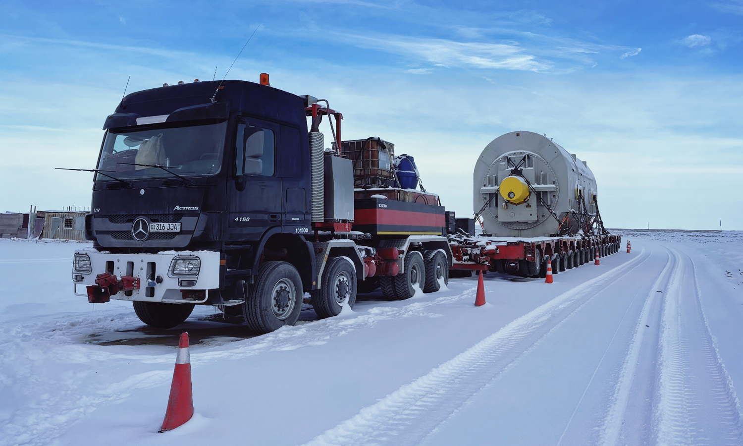 近日，中国远洋海运旗下中远海运物流供应链护送380吨超重型发电机安全运抵乌兹别克斯坦泰尔梅兹客户厂区。此次运输从荷兰鹿特丹港启程，横跨欧亚大陆，历经194天、约8000公里，成功克服极寒冰雪、边境拥堵、山区险路等多重严峻挑战。
