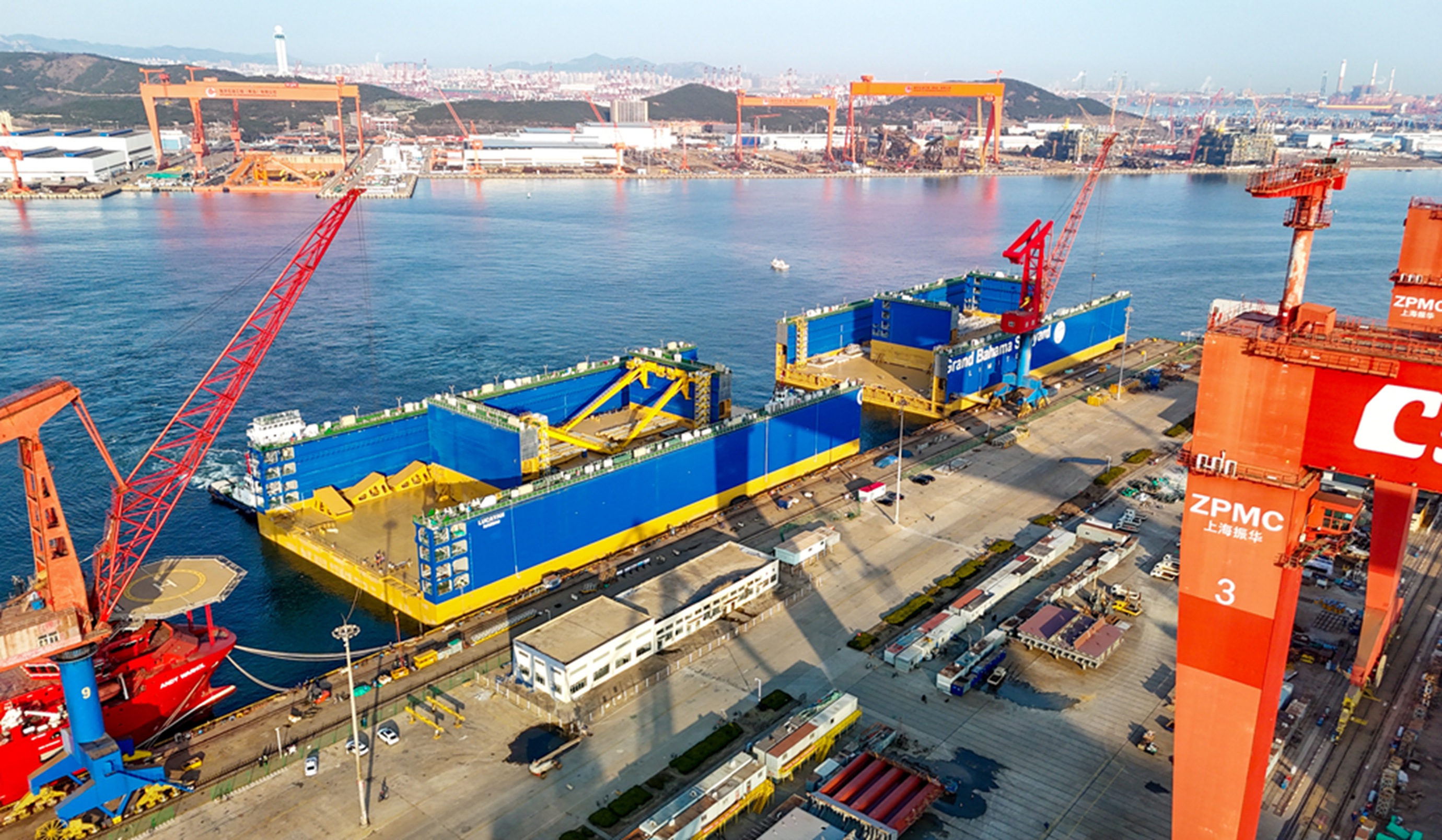 该船坞总长413.96米、总宽85.11米，设计举力达12万吨。船坞配备先进自动坞控系统，融合智能压载、数字化冗余控制等技术，可实现安全高效、高精度的自动起浮与下沉操作，能够满足豪华邮轮的坞修及改装需求。