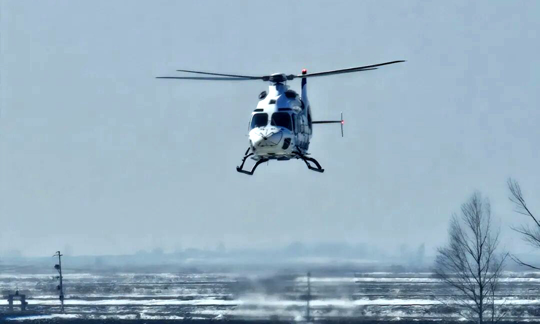 近日，“吉祥鸟”AC332直升机在建三江湿地机场开始局方审定试飞，当日顺利完成驾驶舱评估，标志着该型机适航取证工作迈入关键阶段。