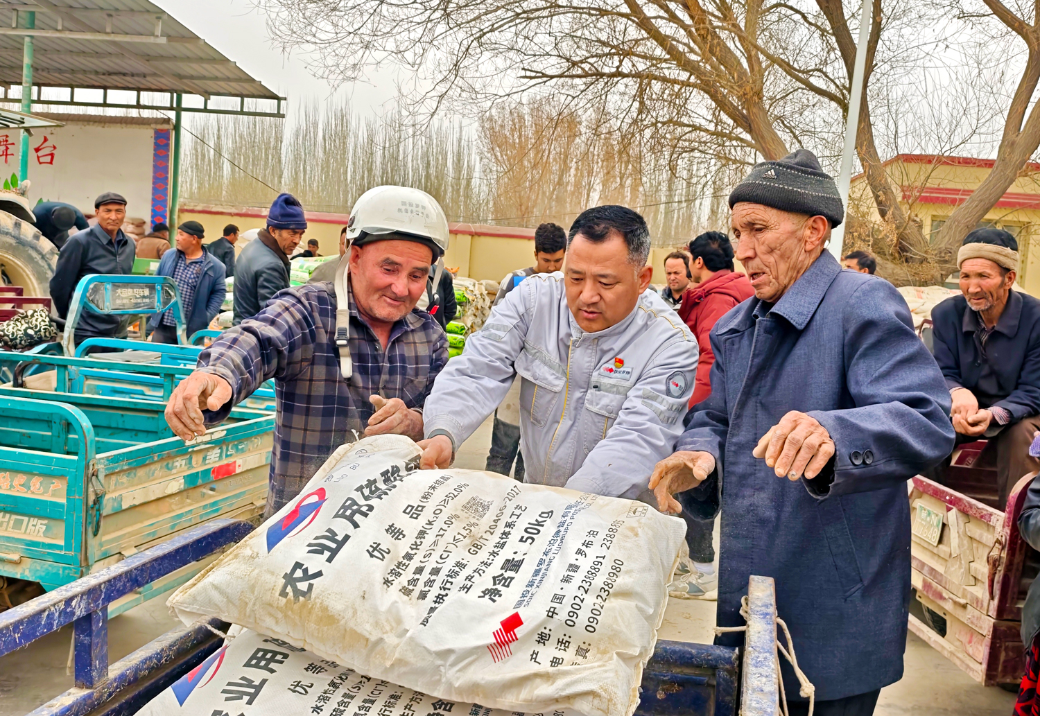 备耕在即，国投罗钾驻阿瓦提县塔木托格拉克镇工作队为村民免费发放钾肥，助力春耕生产。