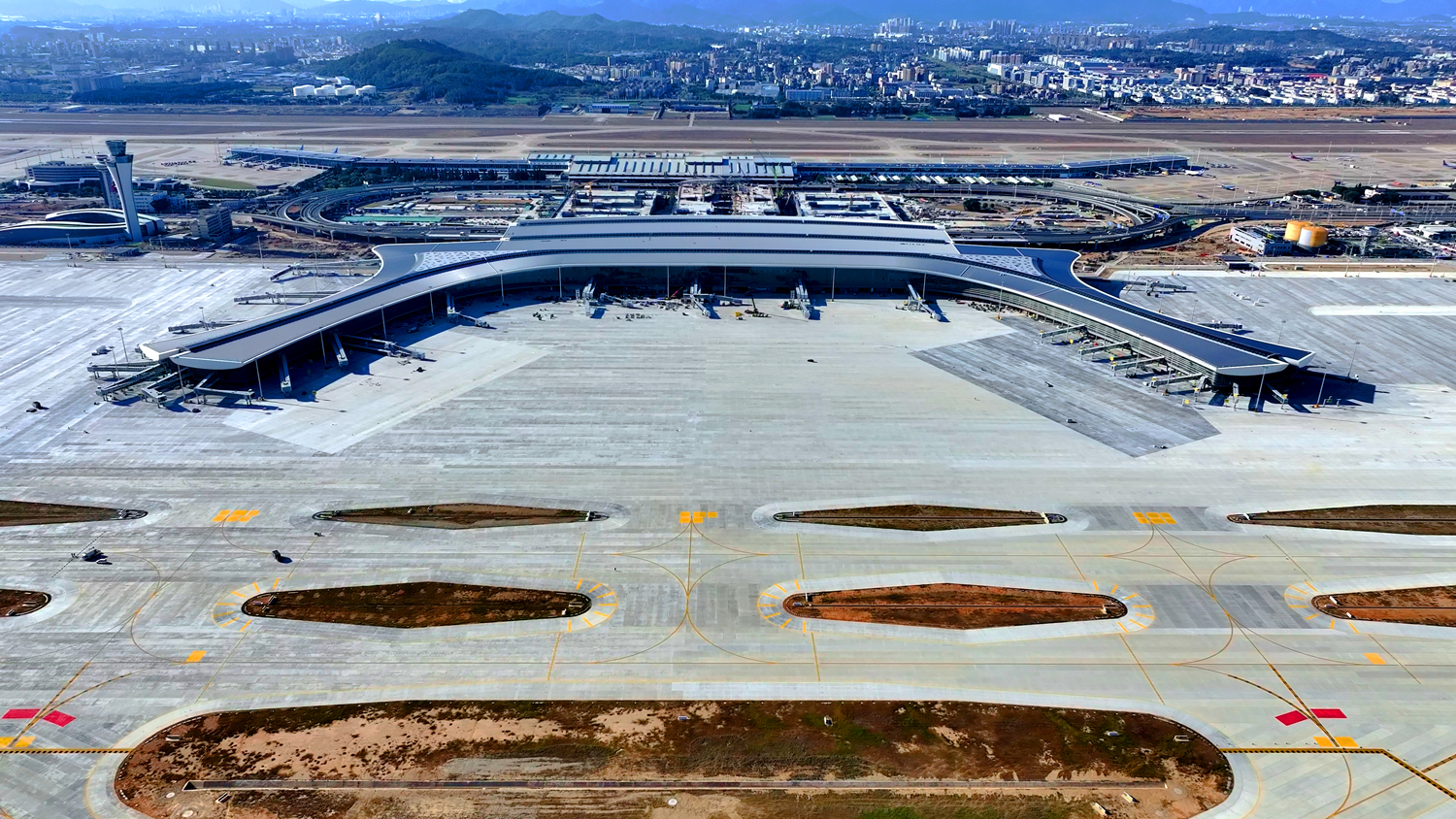 近日，由中国建筑承建的福州长乐国际机场二期扩建项目T2航站楼顺利通过竣工验收。项目建成后，福州长乐国际机场年旅客吞吐量可达3600万人次，将进一步畅通福建对外空中联络通道，有力提升福州国际性综合交通枢纽能级，更好服务海峡两岸融合发展示范区建设。