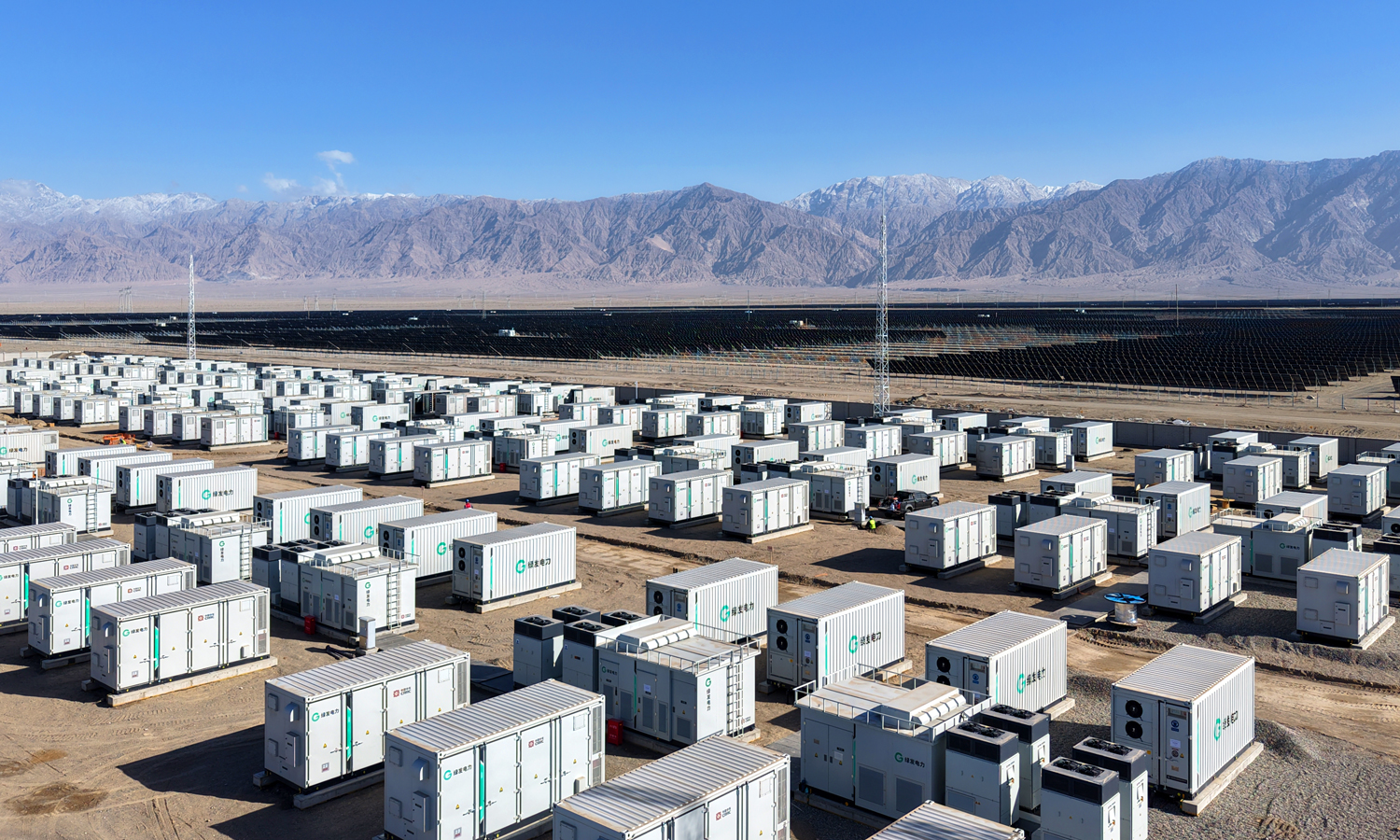 4月7日，中国绿发新疆若羌50万千瓦/200万千瓦时储能项目最后一条线路成功并网，标志着南疆首个百兆瓦级“构网型+跟网型”混合储能标杆项目正式全容量并网。