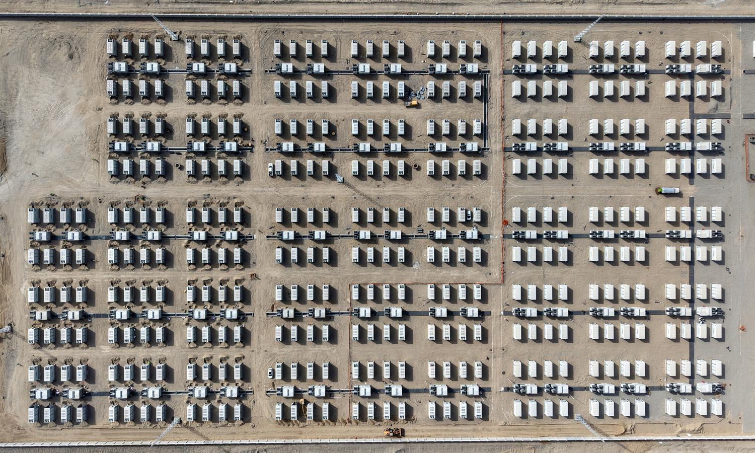 若羌50万千瓦/200万千瓦时储能项目是中国绿发在疆建设投运的首个大型独立储能项目。项目于2025年10月开工建设，占地9.46公顷，由30个构网型与56个跟网型储能单元构成，86套变流升压一体机与344套磷酸铁锂电池舱协同运作，预计并网后年上网电量可达4.4亿千瓦时，可满足14.7万户普通家庭一年的用电需求。