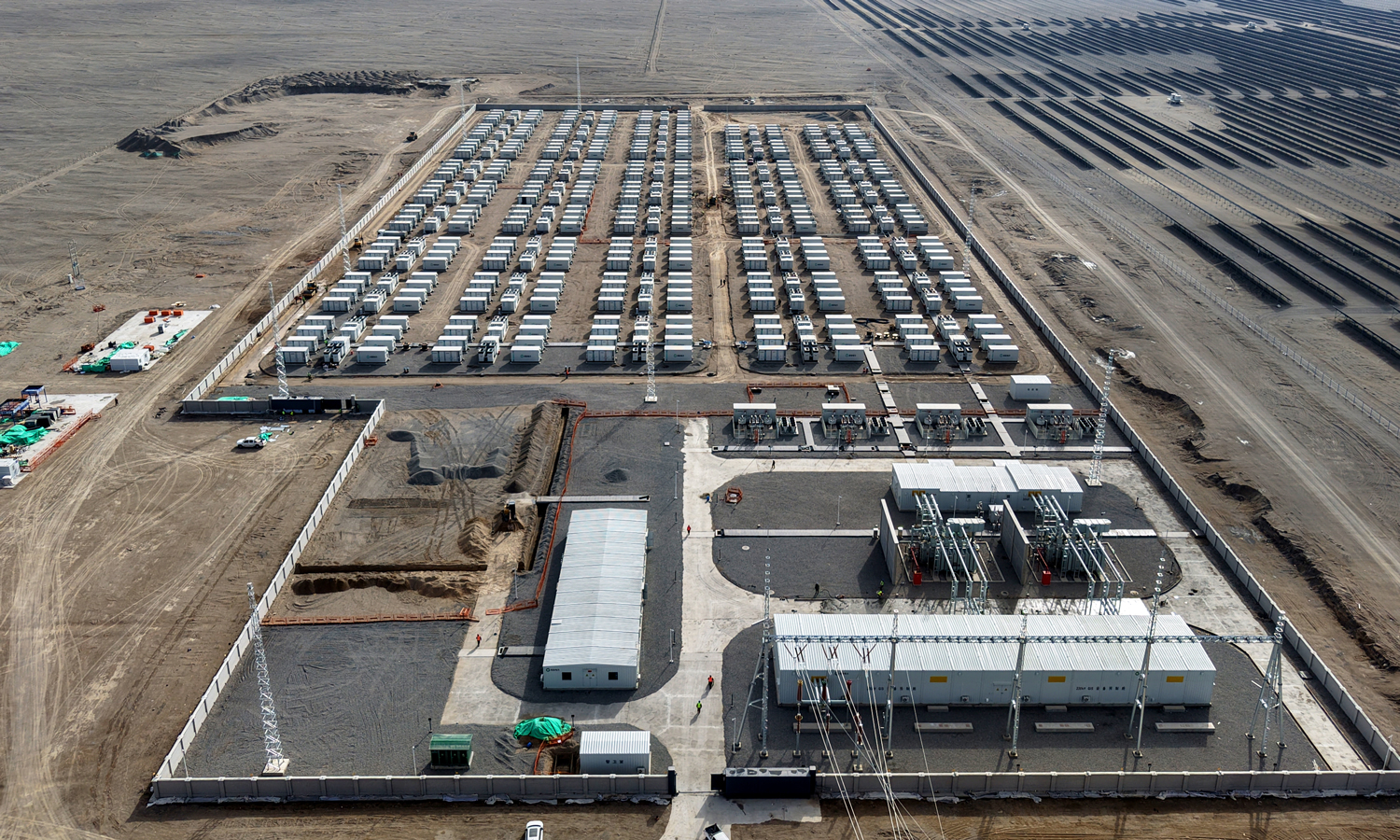 该项目依托智能控制技术，创新形成了“沙戈荒”地区可复制推广的储能建设运营经验，可为南疆电网提供毫秒级调频、小时级调峰、事故备用等多种支撑，有效提升新能源消纳与电网调节能力，助力优化新疆能源结构，为地区经济社会高质量发展注入强劲绿色动能。