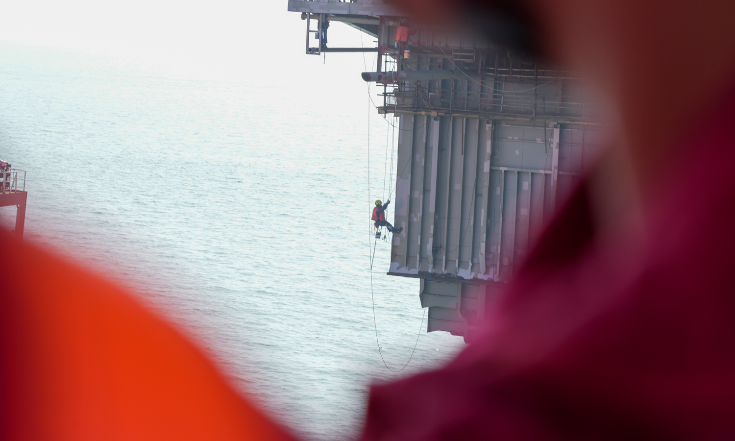 中国海油“蜘蛛人”为船体刷漆防腐。