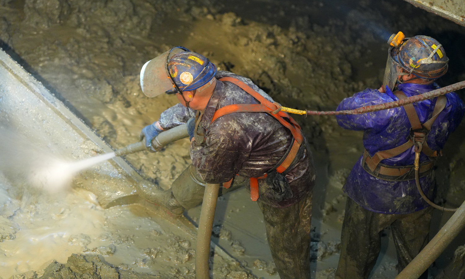 中国海油作业人员为自升式平台桩腿清除污泥近1700立方米。