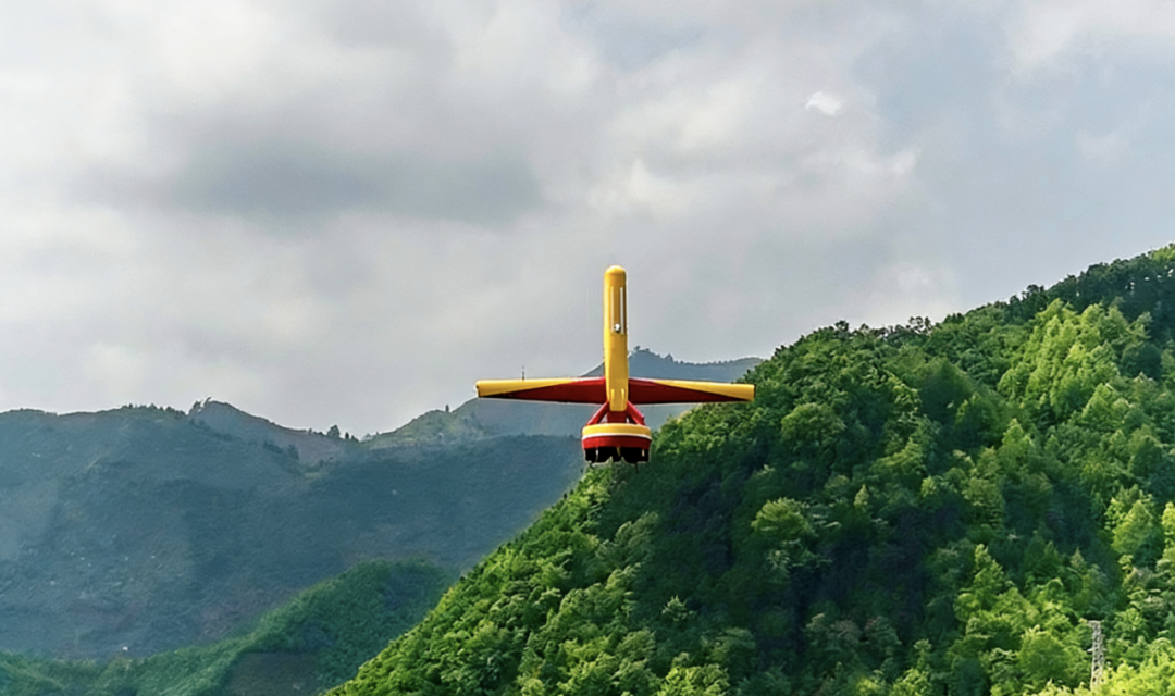 近日，航空工业集团与贵州省镇宁自治县人民政府联合开展森林防火巡查。镇宁自治县是航空工业集团乡村振兴定点帮扶县，生态资源丰富。此次任务中，“云影”无人机与“文鳐”智慧管控系统协同发力，在当地多点位开展森林防火巡查作业。