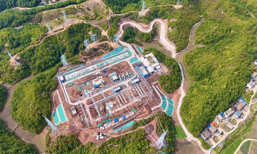 闽赣背靠背联网工程在福建的重要电源点——福建汀州500千伏变电站施工现场。