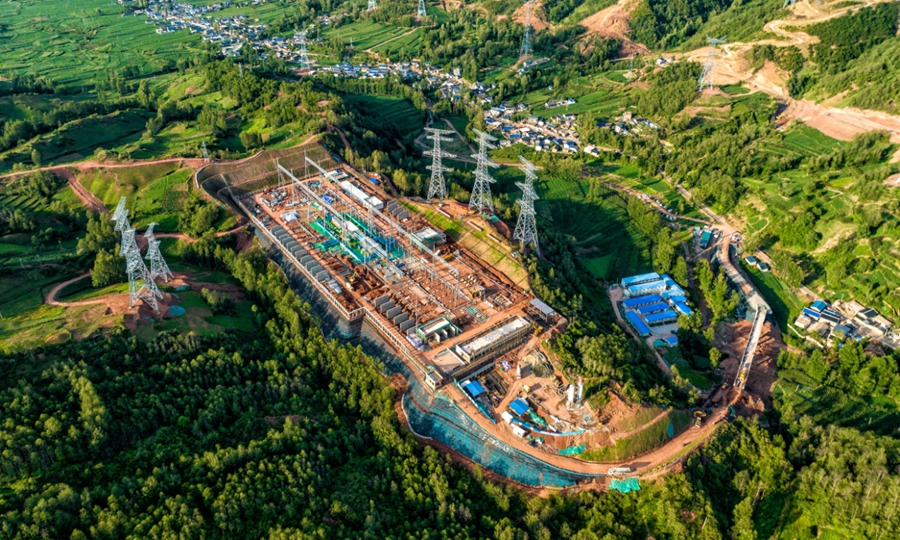 近日，国家电网有限公司扎实推进特高压等重点工程建设与运维保障工作，全力服务清洁能源并网消纳，持续深化城乡配电网升级改造与智能微网建设，助力碳达峰碳中和目标实现，为美丽中国建设注入强劲电力动能。 图为四川攀西电网优化改造工程新建开关站——500千伏月城Ⅱ开关站。