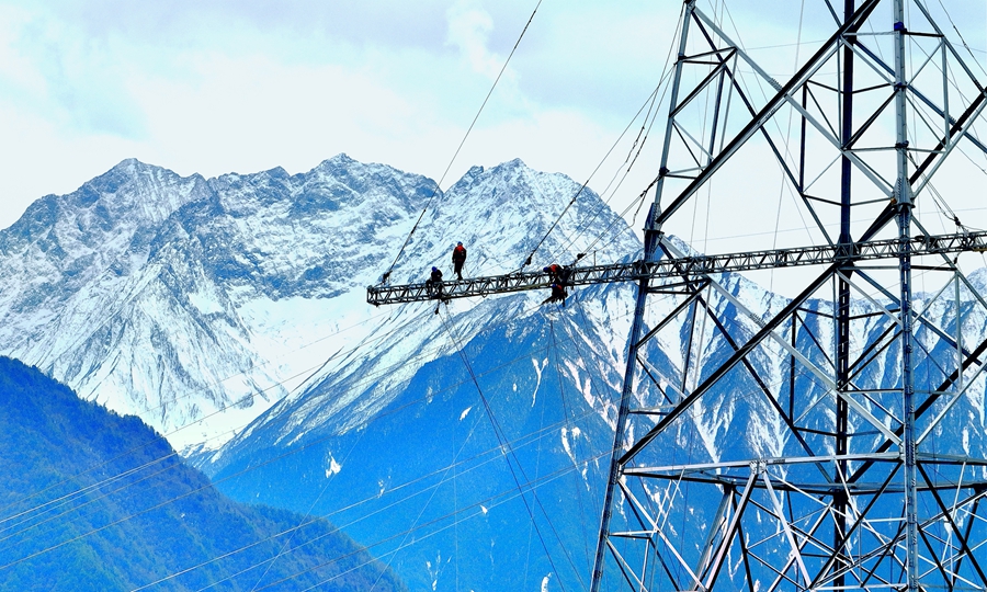 国网冀北电力员工在阿坝—成都东1000千伏特高压交流工程现场施工。