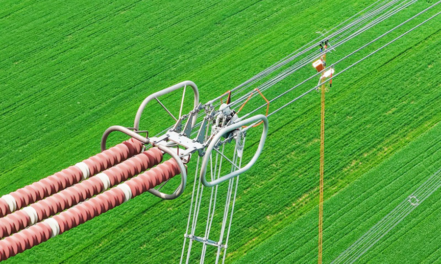 国网河南超高压公司员工在1000千伏豫阳Ⅰ线开展带电作业。