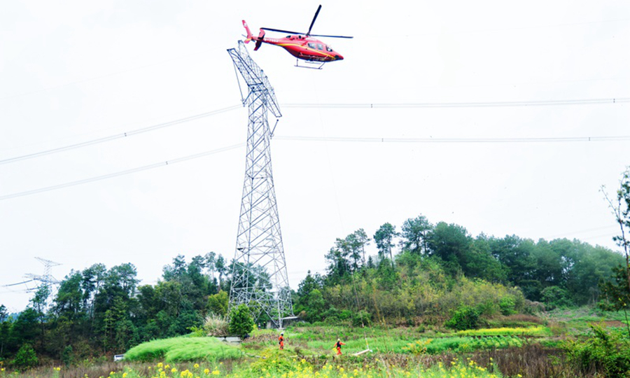 国网重庆超高压公司在±800千伏复奉线运用直升机辅助更换绝缘子。