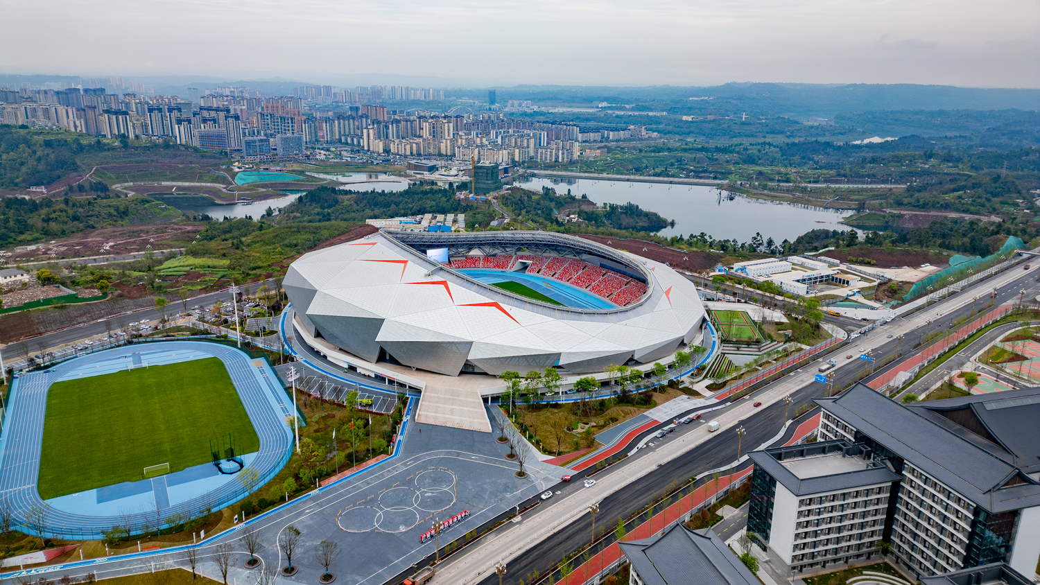 近日，由中国建筑旗下中建八局承建的川渝广安共享体育基地项目正式投用，标志着广安市首座高标准综合性体育场馆启用。该项目将作为2026年四川省第十五届运动会开幕式及多项赛事的主场馆，未来将成为广安市及川渝地区的重要体育文化新地标。