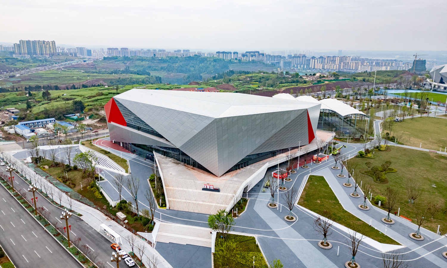 项目设计深度融入广安地域文脉，以“华蓥红岩、平行岭谷”为核心理念，借鉴红砂岩的坚毅形态，将红岩精神与体育拼搏精神深度交融，场馆造型挺拔大气，兼具地域底蕴与现代建筑美感，城市辨识度突出。