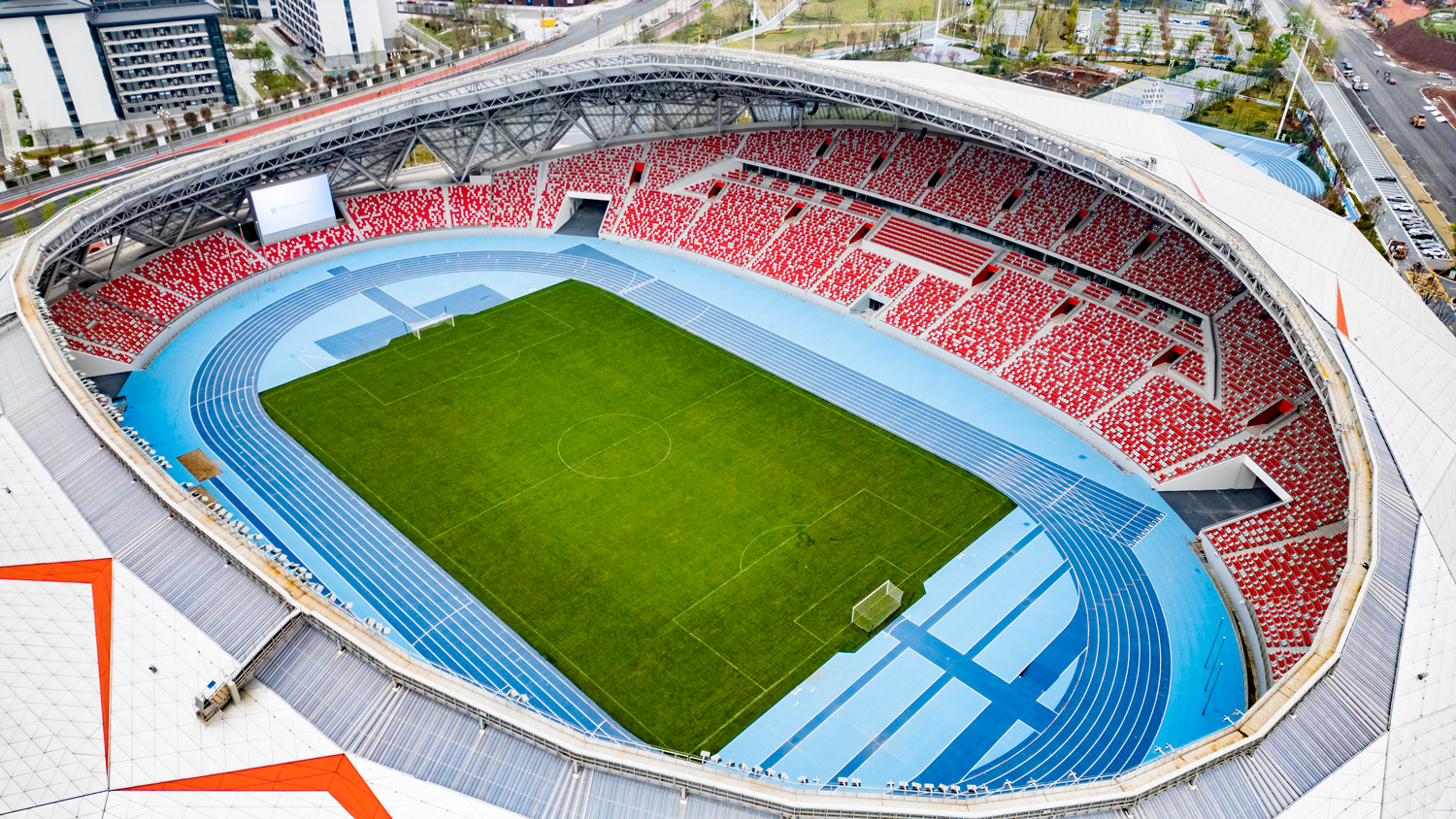 川渝广安共享体育基地场馆建设亮点纷呈，工艺技术先进。体育场罩棚采用悬挑式空间管桁架结构，打造巨型椭圆“钢铁巨碗”造型，造型似莲花含苞欲放；体育馆幕墙泛光灯珠达24万颗，将灯光融入幕墙，实现见光不见灯的沉浸式夜景效果。