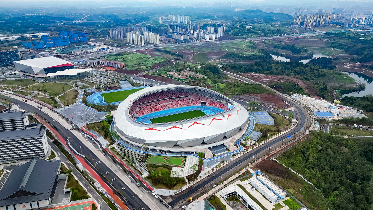 项目建设全过程深度践行绿色低碳与智能建造理念。依托BIM技术实现全生命周期数字化管控，打通多专业协同壁垒，对关键工序可视化推演，从源头规避建设隐患。同时采用生态节能建造技术，落实多项绿色建筑举措，成功达到国家“绿建”二星标准，实现建筑与自然生态和谐共生。