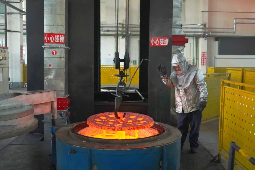 热表处理分厂稳步推进化学热处理、常规热处理等关键作业，严格规范电化学、氧化、磷化等全流程工艺管控。