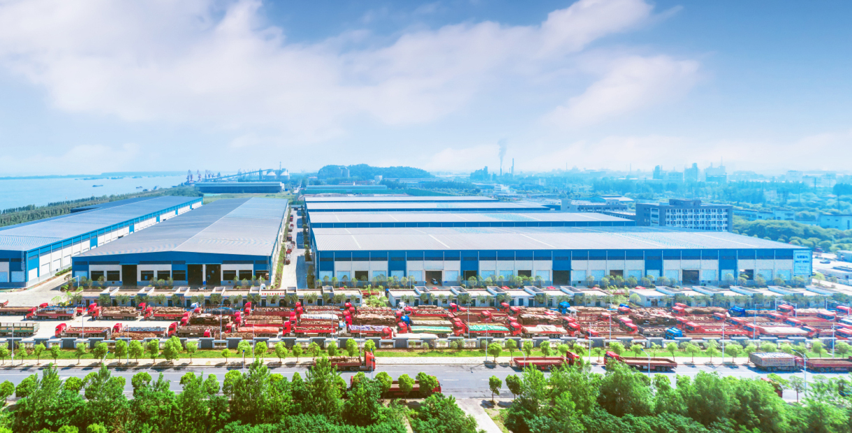 近日，中国资环集团旗下资环链金加工基地生产建设热潮高涨，依托全链条高效运营、精细化生产管控，畅通资源回收、加工处置、保供配送闭环体系。图为资环链金旗下马钢诚兴废钢运输现场。