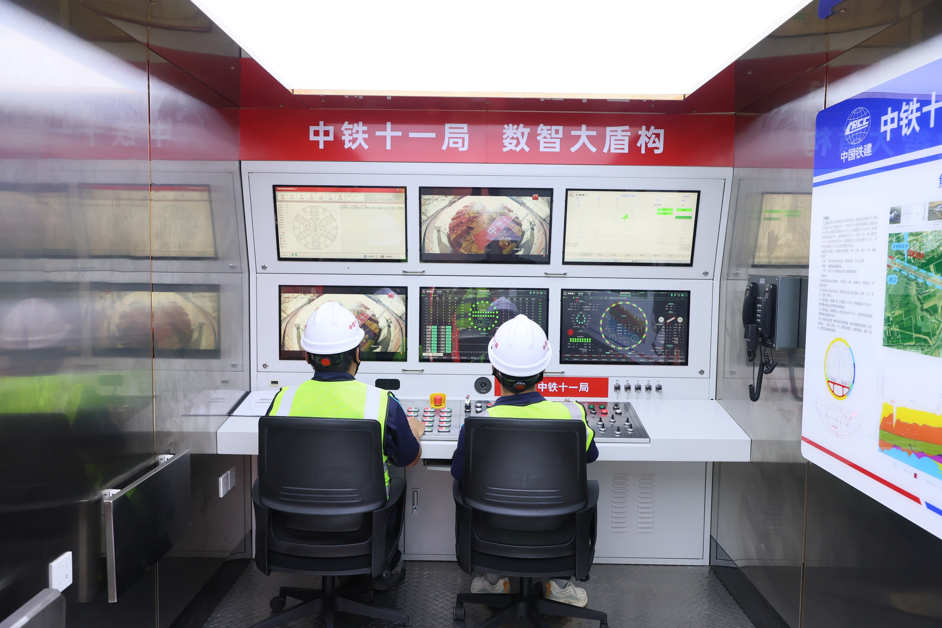针对工程重难点，建设团队量身定制“焦平一号”土压平衡盾构机。该设备创新采用“滚刀+齿刀+切刀”组合刀具配置方式，同时搭载刀盘刀具数字孪生模型，可精准预测刀具磨损。图为盾构机操作手正在调整掘进参数。