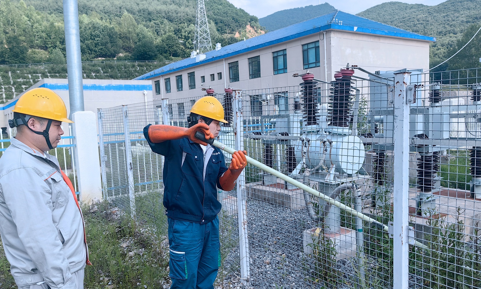 河北丰宁风电场运维人员进行升压站除草作业，消除杂草触碰带电设备引发的短路、闪络风险，确保设备安全稳定运行。