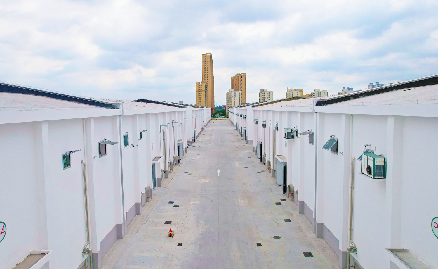 中建二局采用排架结构设计库区10座平房仓，实现仓内空间“零立柱”，净空利用率提升近20%。这一设计不仅让粮食堆放更规整，也让大型装卸设备进出自由，作业效率较传统粮仓提升约30%。