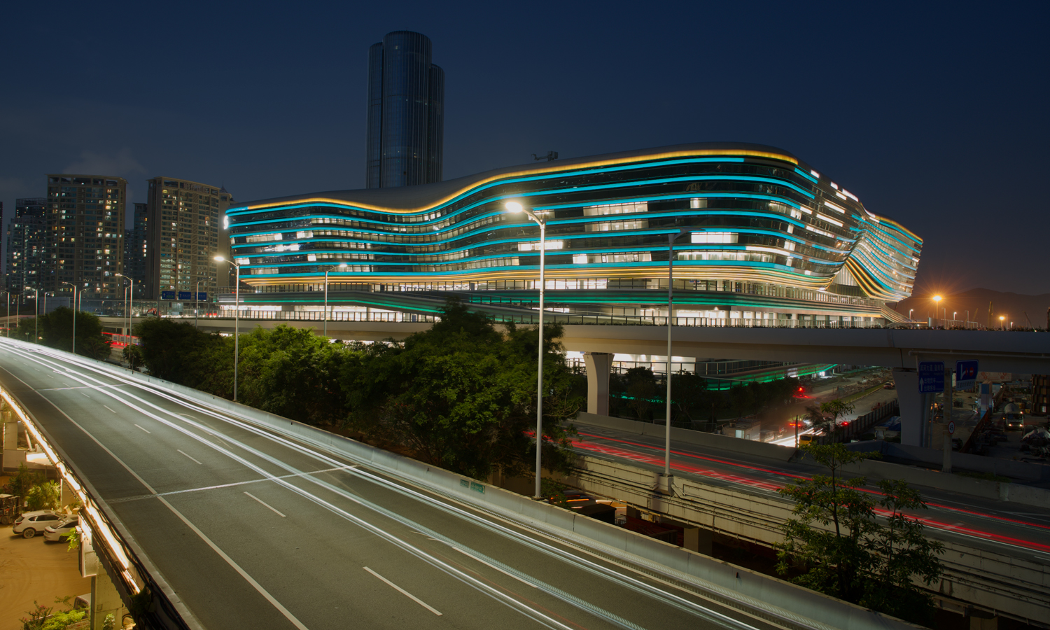 据了解，新皇岗口岸是深港间唯一24小时通关的陆路口岸，将采用“合作查验、一次放行”通关模式。通关时间将从原来半小时左右，缩短为5分钟左右。目前，各项收尾工作正有序推进。