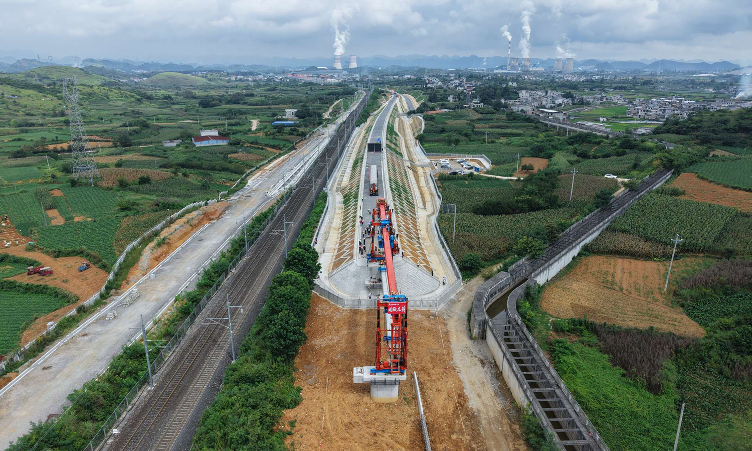 黄百铁路位于贵州、广西境内，是西部陆海新通道西通道的重要组成部分，为国家Ⅰ级单线电气化铁路，北接沪昆铁路，南连南昆铁路，全长约315公里，设计时速160公里。本次首架的黄桶大桥位于贵州六盘水，桥梁全长约276米，共需架设9跨18片预制T梁。中铁二局黄百铁路安顺制梁场承担贵州段约24.5公里的T梁预制、运输、架设任务。