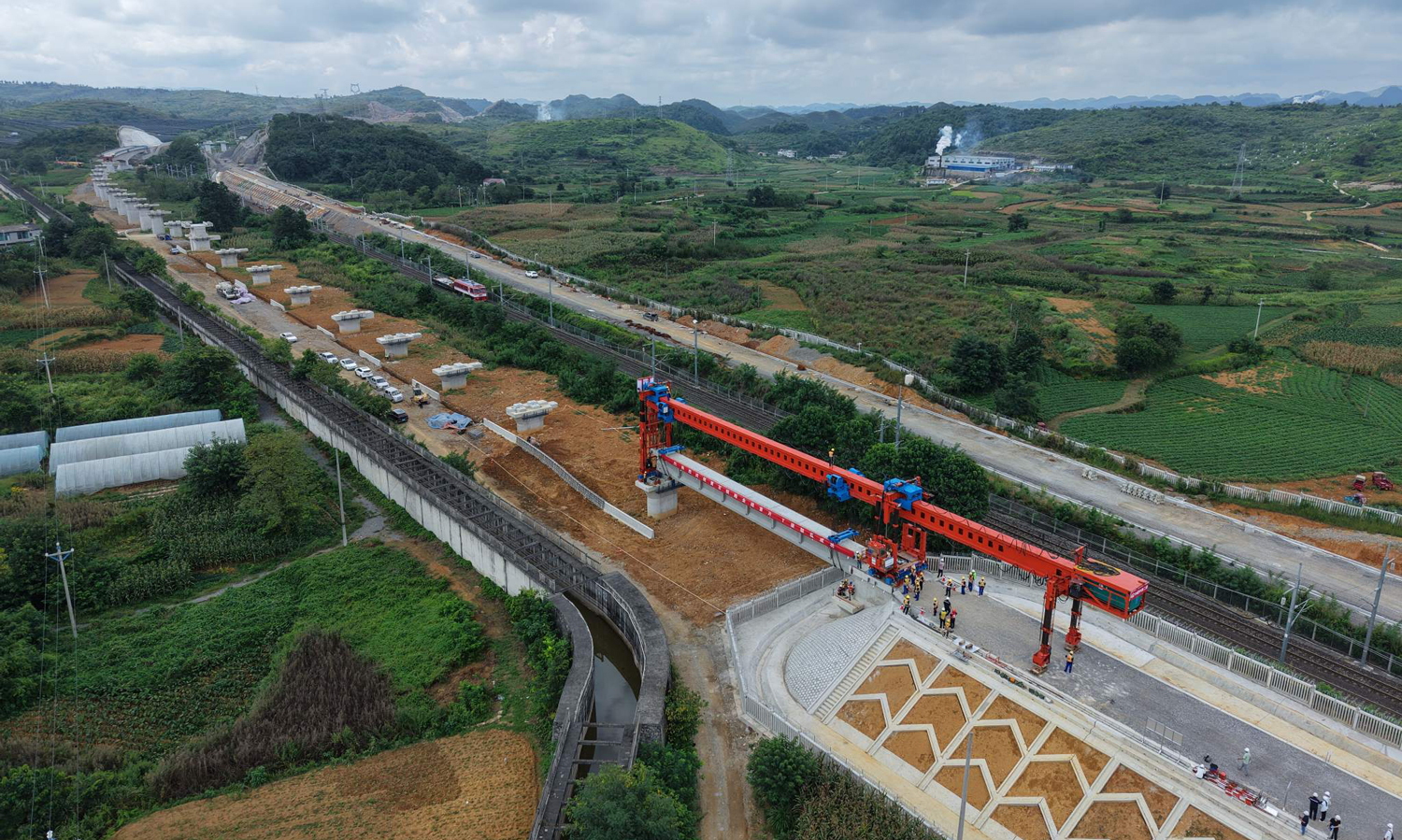 黄百铁路建成后，将进一步完善区域路网布局，成为贵州西南地区至广西北部湾地区的便捷通道，对于加快推进西部陆海新通道建设，促进区域经济社会协调发展具有重要意义。
