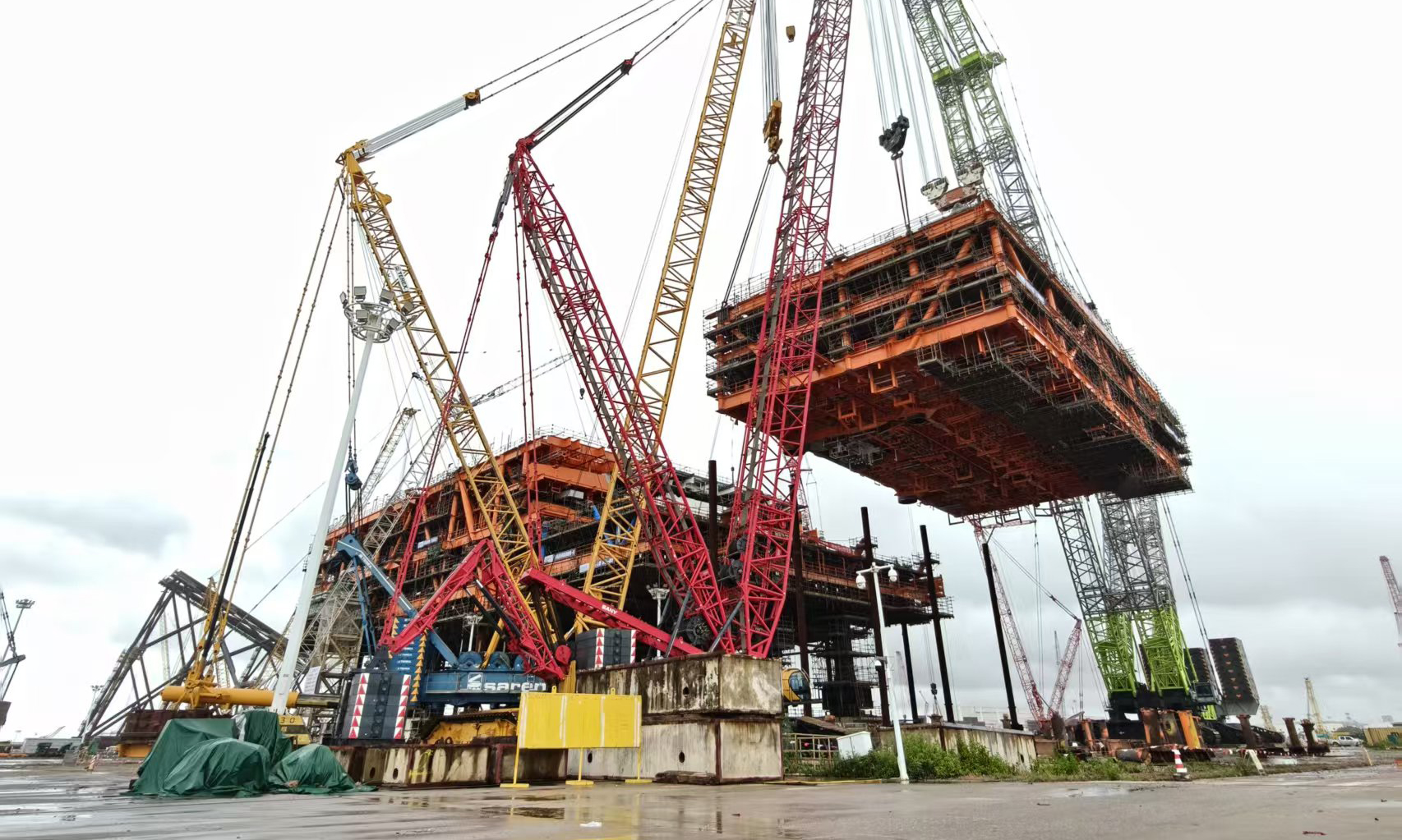 惠州19-6项目新建平台是一座3层8腿原油处理平台。平台上部组块高约85米，相当于30层居民楼的高度，投影面积近13个标准篮球场大小，设计浮托重量约2.9万吨，是亚洲最大海上原油处理平台。平台建成后将应用于我国首次探获的海上深层—超深层碎屑岩大型亿吨级整装油田惠州19-6油田。
