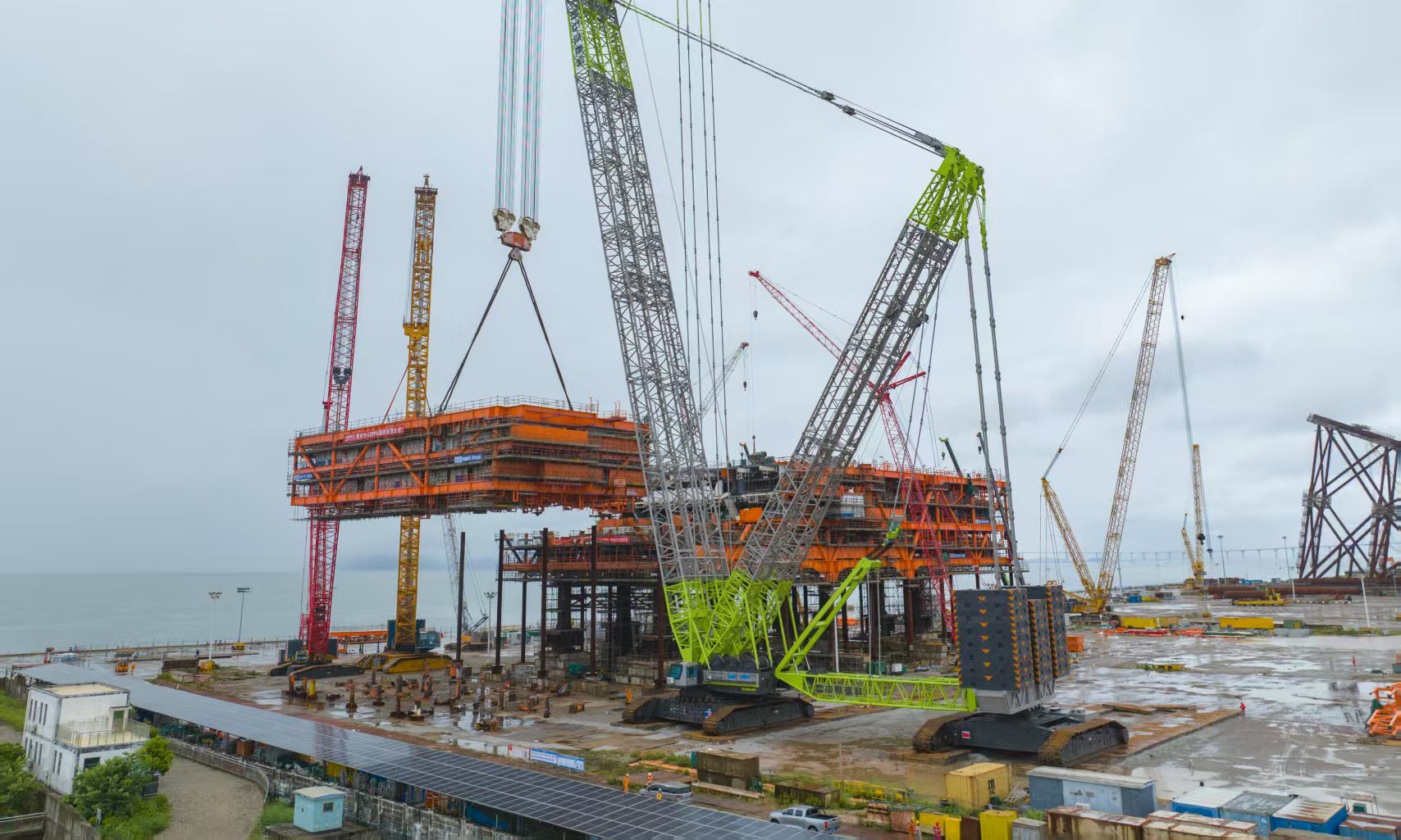 本次完成吊装的三层电器间模块总重达2174吨，是珠海基地投产以来建造吨位最重、施工难度最大的核心结构模块。项目团队详细研判吊装全过程，全面排查和防控安全隐患，最终在1台3600吨、1台1600吨和1台800吨履带吊的协同作业下，模块精准平稳就位。