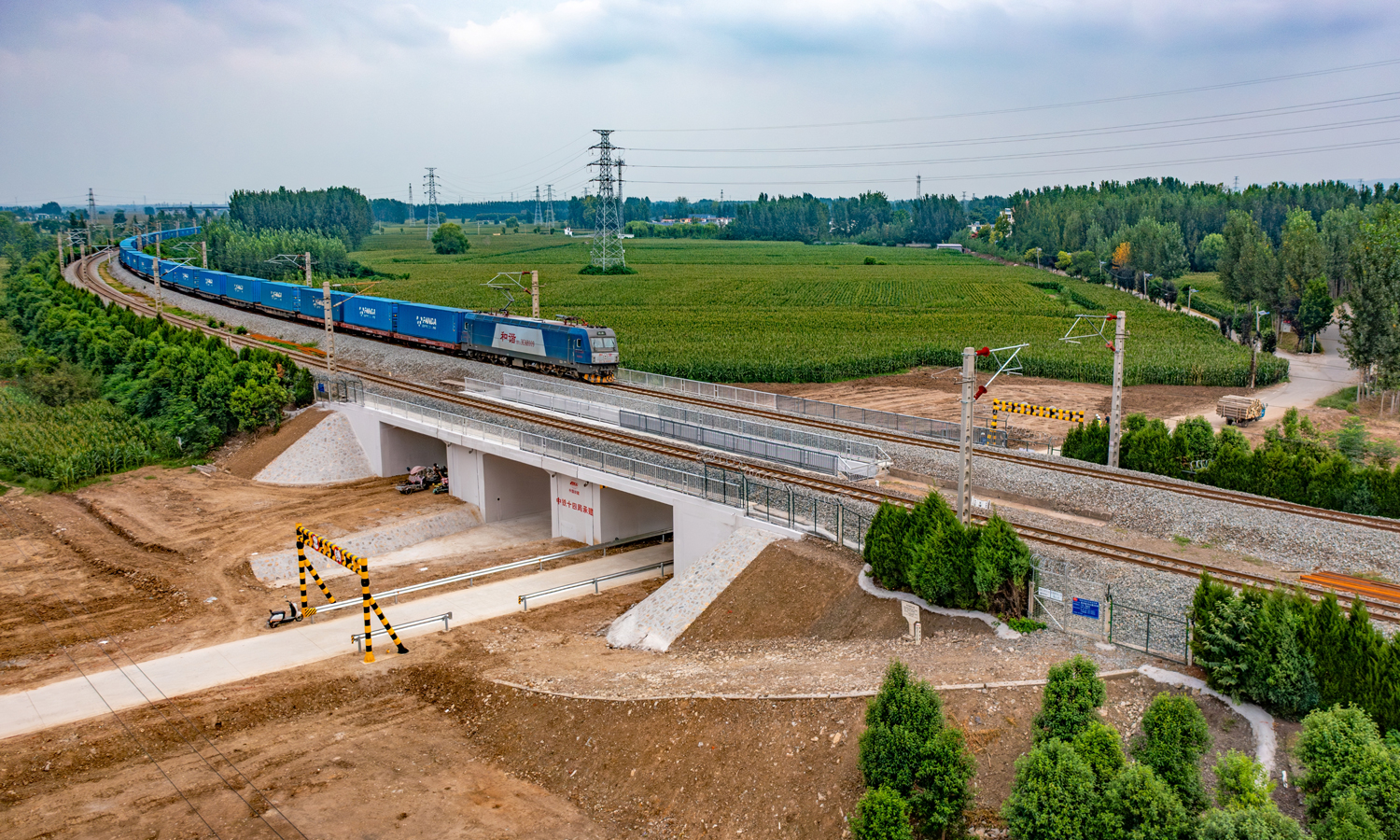 此次改造不仅消除了既有桥梁的安全隐患，满足了沿线地方公路通行和铁路提速需求，更在繁忙干线“不停运改造”领域实现了关键技术突破。为全国在役干线超龄桥梁的更新改造提供了可复制、可推广的示范样本。图为列车驶过换梁完成后的铁路桥。