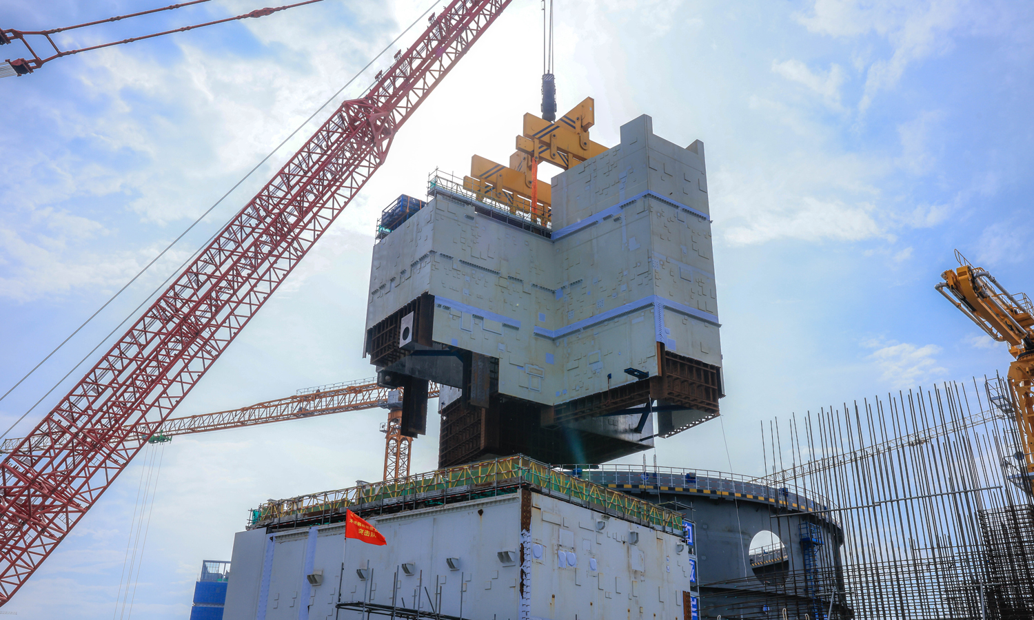 广西白龙核电项目位于防城港市江山半岛，是广西建设国家综合能源安全保障区的标志性工程。项目规划建设2台CAP1000核电机组和4台“国和一号”机组，总装机约850万千瓦，一次规划、分期实施。一期工程1号机组已于2025年12月实现FCD（浇筑核岛第一罐混凝土）节点，目前正稳步推进建设安装。