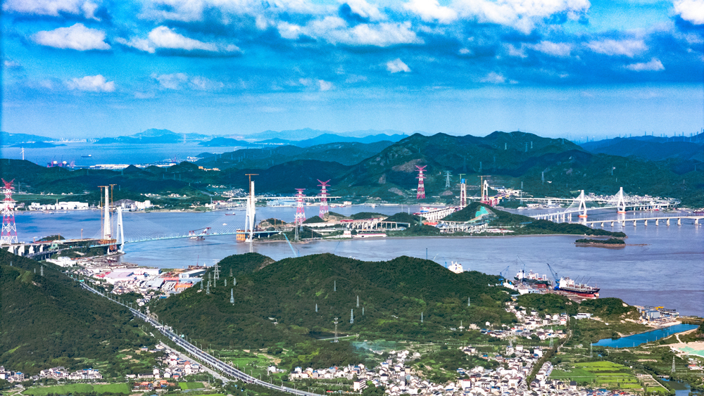 近日，由中国铁建大桥局承建的甬舟铁路富翅门公铁两用大桥20号主塔顺利封顶。标志着甬舟铁路三座跨海大桥六座主塔全部完成施工，为全线2028年建成通车筑牢基础。图为项目施工现场。