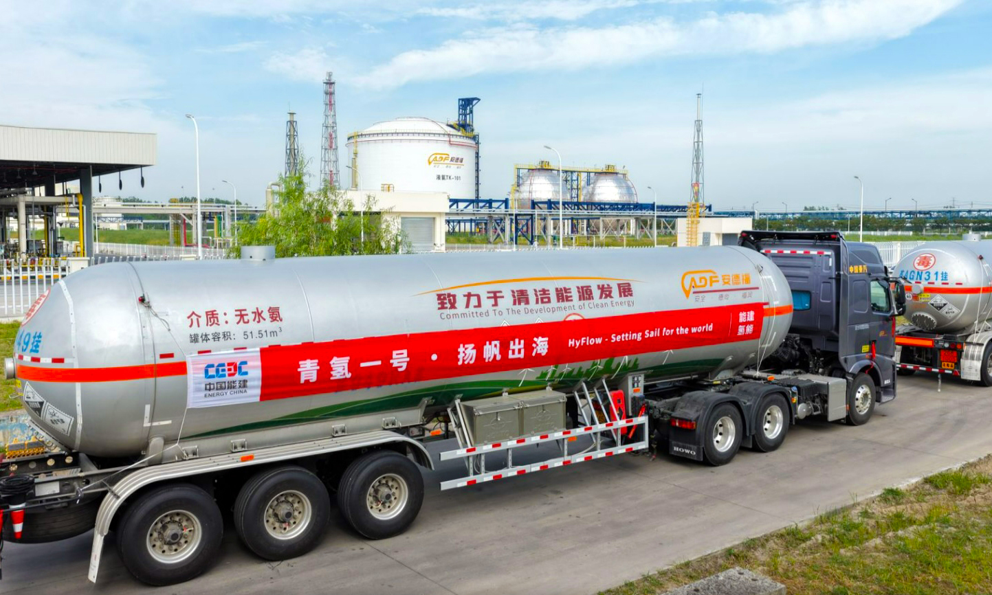 绿氨能量密度高、储运技术成熟、安全可控，已成为全球航运绿色转型的重要零碳替代燃料。中国能建松原氢能产业园项目依托自主研发的“青氢一号”一体化氢能解决方案，破解了新能源波动与化工稳定生产之间动态耦合难题，实现全生命周期近零碳排放。