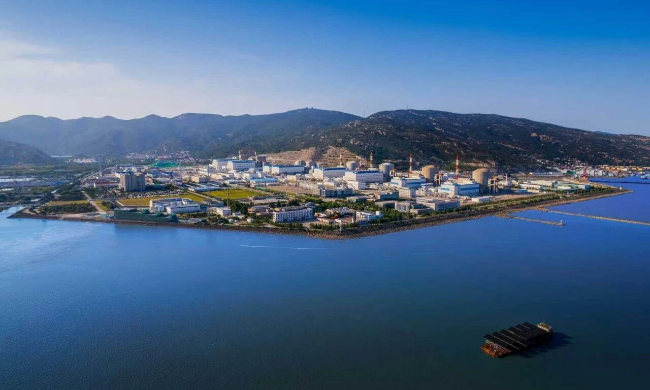 10月8日，中核集团旗下中国核电投资控股的田湾核电7号机组首次并网成功，正式向电网送出第一度电，为后续机组商业运行奠定坚实基础。