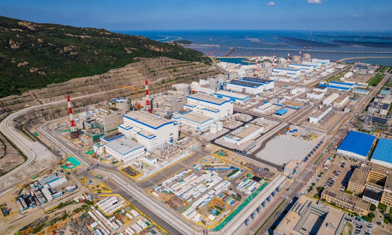 待8台机组全部投运后，田湾核电基地总装机容量将突破900万千瓦，年发电量超700亿千瓦时，每年可减少二氧化碳排放5740万吨，为优化华东地区能源结构、助力全国“双碳”目标实现注入强劲核动力。