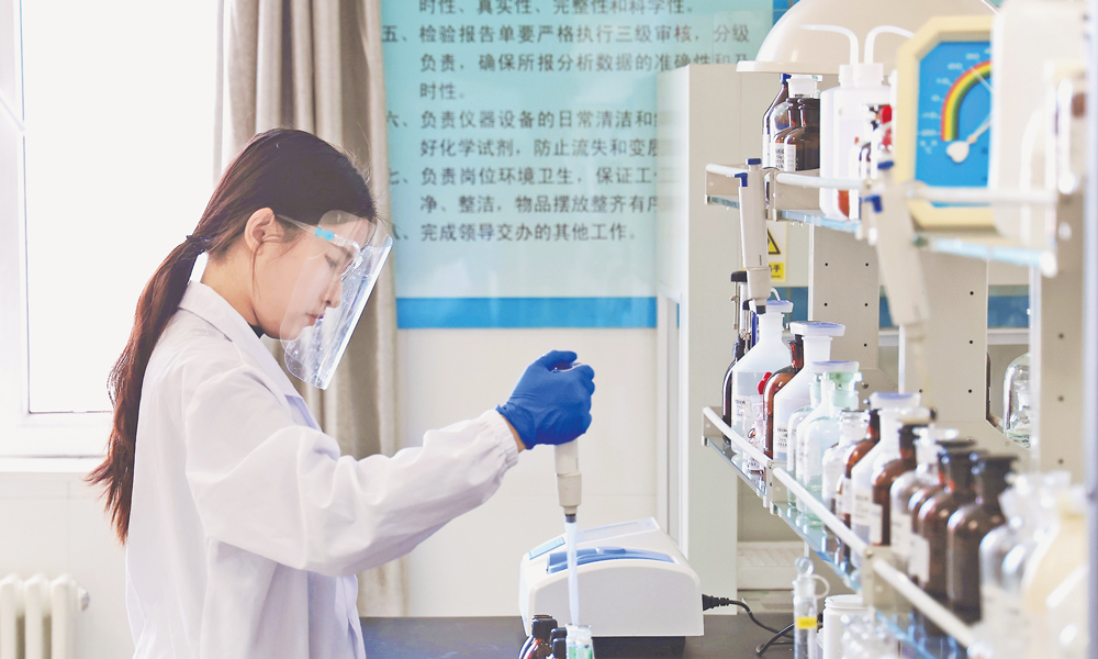 中海化学华鹤公司化验人员开展样品检测分析。