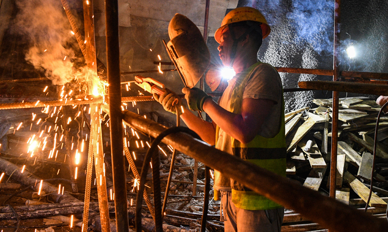 8月3日，在位于广西环江毛南族自治县的贵南高铁大方山隧道内，工人在焊接钢构件。新华社记者 曹祎铭 摄