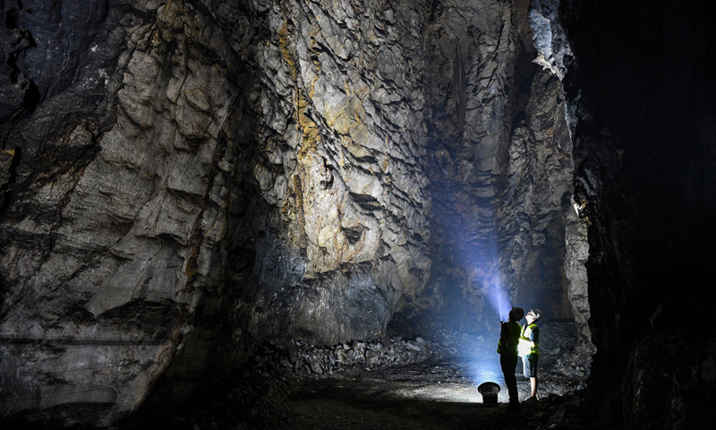 8月3日，在位于广西环江毛南族自治县的贵南高铁大方山隧道内，技术人员在查看施工中发现的溶洞。新华社记者 曹祎铭 摄